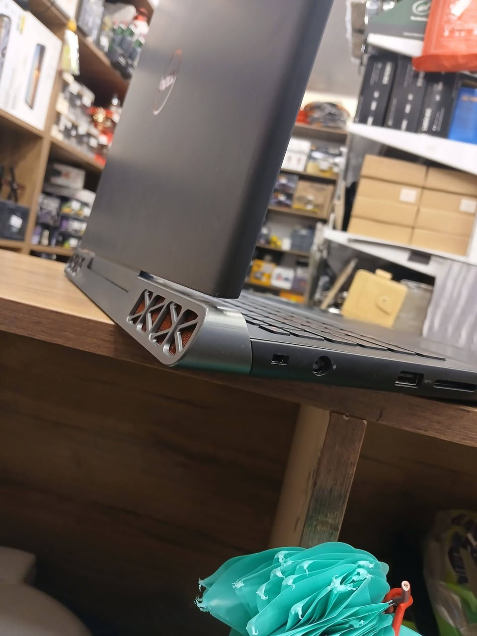 السلام عليكم
السعر ٥٠٠ قابل للتفاوض شي بسيط *********** يكون الرد اسرع مكان بغداد 
Cup i7 7700hq 2.8
Ram 16 ddr4 
Hard hhd 500 + m.2 /256 
Vga 1050 ti 4g 
Lcd 4k 60 h 15.6 
ملاحظة شاشه بيها بكسل
