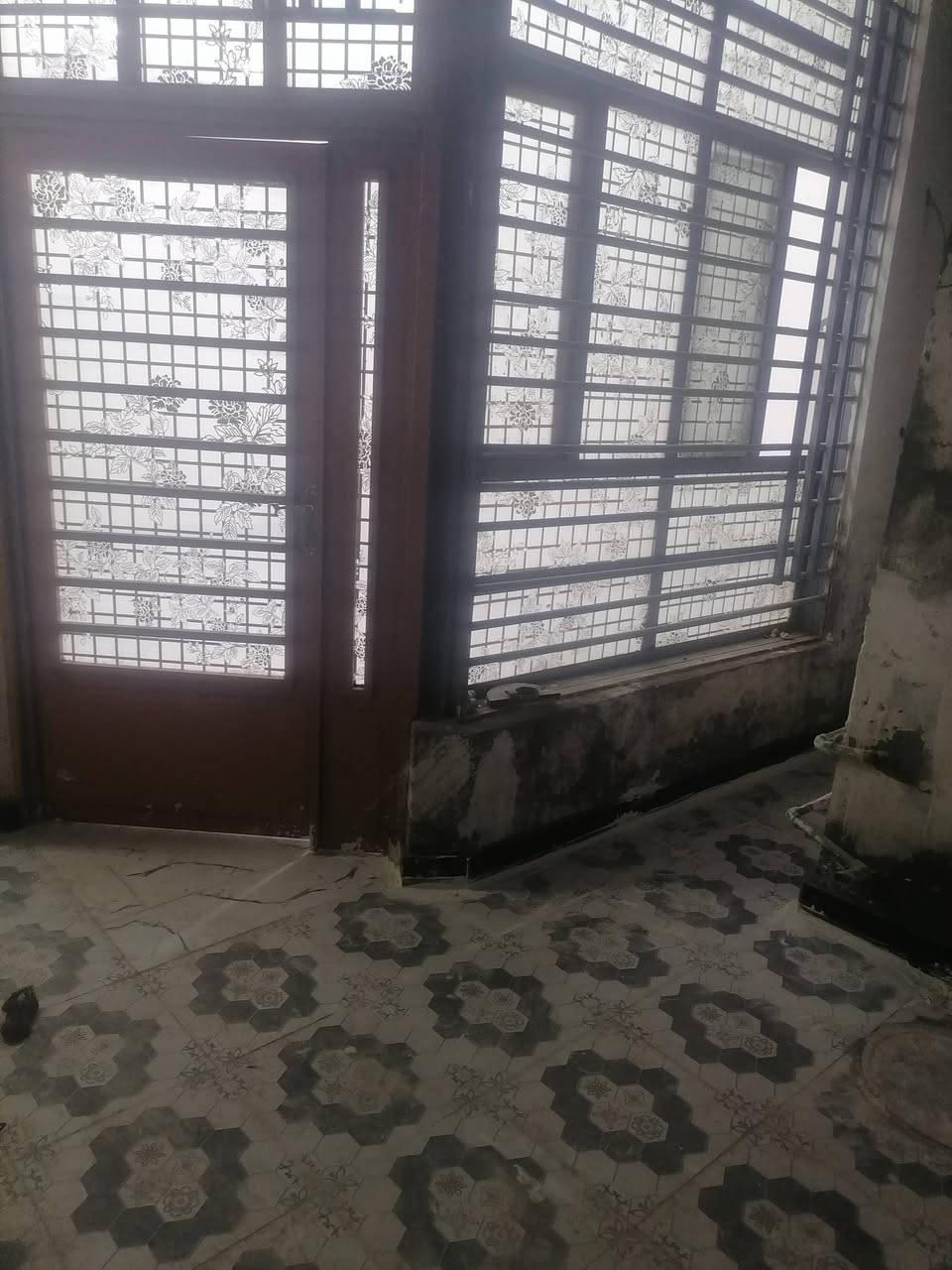 بيت لليجار بتقيه الثالثة بصف مدرسه البشير 100 متر بطول 5 ب20 بي غرفه وصاله ومطبخ وبراني بدون بيتونه وستارة البيت جديد جاهز تانكي ماطور كهرباء خط ومجاري شارع  ب250.قفلة ***********   0783 071 4683
