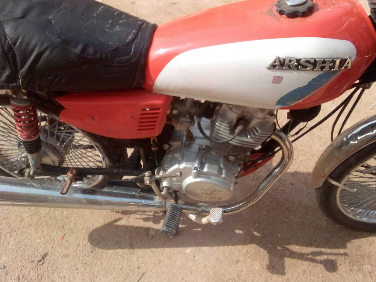 سلام عليكم دراجه ارشه رقم وسنويه بسمي البيع سعر مليون و100 مكان نجف براكيه***********
