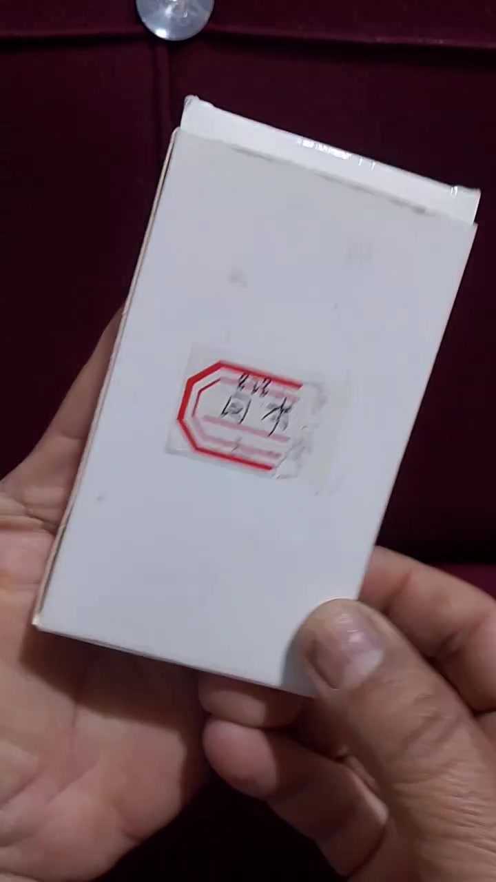 جهاز راديو جيب رقمي محمول، يتميز بالآتي: 

www.amazon.com
شاشة LCD: يعرض التردد، الوقت، وحالة المنبه.
الوظائف: يدعم موجات AM و FM، مع القدرة على البحث عن القنوات وتخزينها آليًا.
الطاقة: يعمل عادةً باستخدام بطاريات AAA أو بطاريات قابلة لإعادة الشحن.
التصميم: صغير الحجم ومزود بهوائي تلسكوبي لتحسين الاستقبال. 

sa.made-in-china.com
 +5


**إذا كنت صاحب هذا الإعلان وتريد حذفه لأي سبب، رجاءا أرسل رسالة إلى الدعم الفني**