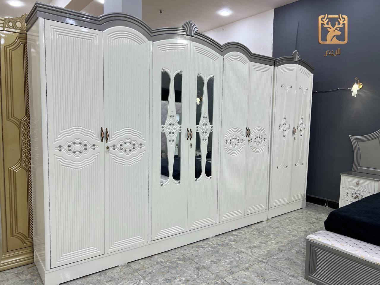 السلام عليكم غرفة نوم مستعملة قليل 5 اشهر للبيع 11 قطعة خشب عراقي بديكور تركي  للاستفسار *********** واتساب متوفر
