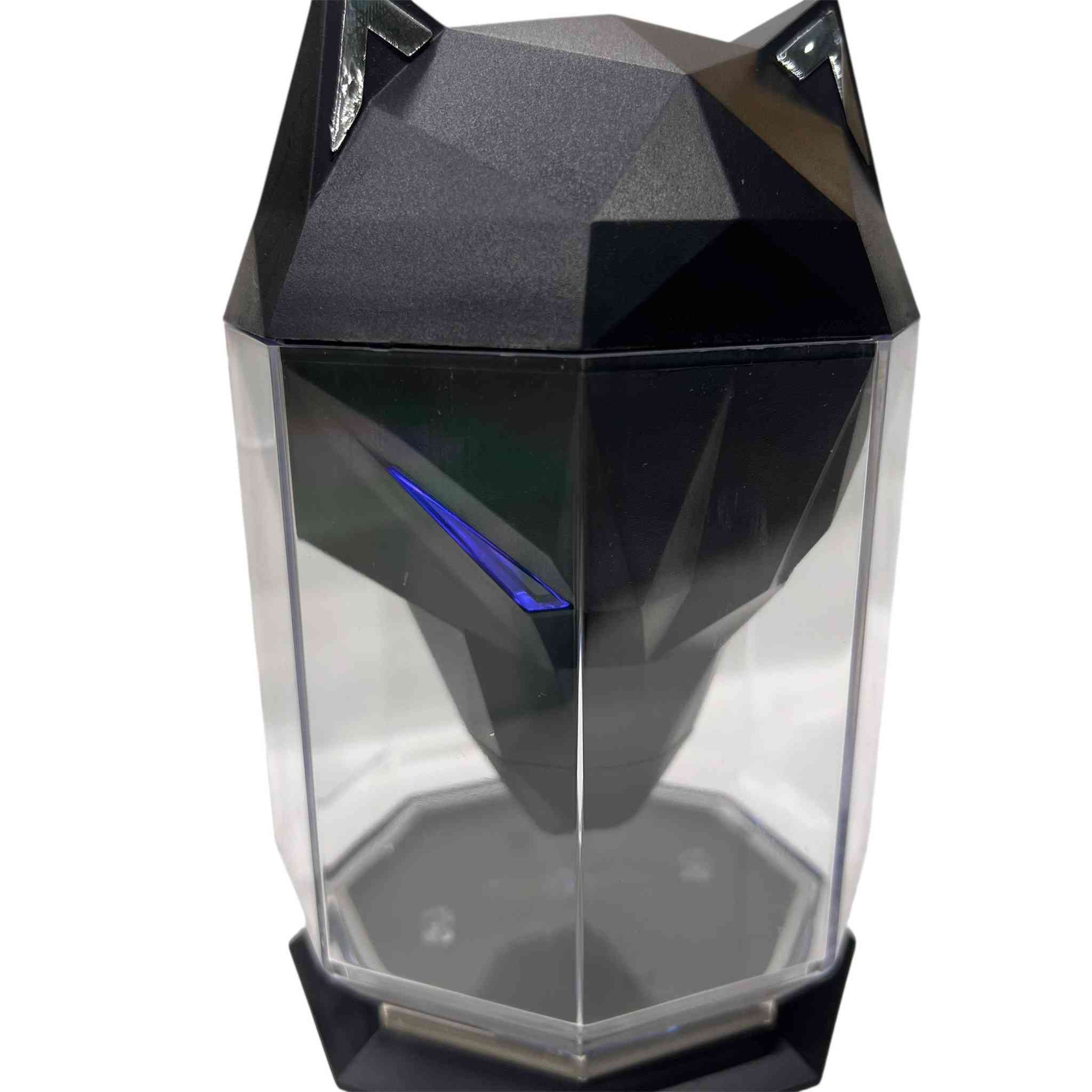 - مرطب الهواء Guardian Humidifier جهاز يجمع بين التصميم الجمالي المبتكر على شكل رأس ذئب/ثعلب هندسي مع وظائف ترطيب وتنقية الهواء الأساسية. يعتبر إضافة أنيقة لأي ديكور منزلي أو مكتبي.
٠ تصميم فريد: يتميز بتصميم عصري وجذاب على شكل وجه ذئب/ثعلب، مما يجعله قطعة ديكور مميزة.

٠ تقنية الموجات فوق الصوتية: يعمل بتقنية الموجات فوق الصوتية لإنتاج رذاذ بارد وناعم، مما يجعله هادئًا للغاية ومثاليًا للاستخدام أثناء النوم أو العمل.

٠ إضاءة LED ليلية: يشتمل على ضوء ليلي ملون (في بعض النماذج) أو عيون الذئب المضيئة، مما يضيف جوًا مريحًا ومهدئًا للغرفة.

٠ وظيفة موزع للروائح (Aroma Diffuser): يحتوي على درج مخصص لإضافة الزيوت العطرية، مما يتيح تعطير الجو بروائح مفضلة لخلق جو من الاسترخاء والعلاج العطري.

٠ سعة مناسبة: يأتي غالبًا بسعة خزان مياه تتراوح حوالي 650 مل، مما يوفر وقت تشغيل طويل نسبيًا.

٠ يعمل بـ USB: يتم تشغيله عادةً عبر منفذ USB، مما يجعله محمولاً وسهل الاستخدام في أماكن مختلفة مثل المكتب أو غرفة النوم.

- الجهد الكهربي المقدر: 5 فولت تيار مستمر

- التيار المقدر: 1 أمبير

- خزان المياه: 650 مل

- حجم الرش: 30 مل + 5 مل/ساعة

- مادة المنتج: ABS، PS، سيليكون، أجزاء إلكترونية

- باختصار، إنه منتج عملي وذو مظهر مميز يساعد على تحسين جودة الهواء وإضافة لمسة جمالية وعطرية لمحيطك.
- مرطب الهواء Guardian Humidifier جهاز يجمع بين التصميم الجمالي المبتكر على شكل رأس ذئب/ثعلب هندسي مع وظائف ترطيب وتنقية الهواء الأساسية. يعتبر إضافة أنيقة لأي ديكور منزلي أو مكتبي.
#للتواصل مراسلة الصفحة
#الجميع


**إذا كنت صاحب هذا الإعلان وتريد حذفه لأي سبب، رجاءا أرسل رسالة إلى الدعم الفني**