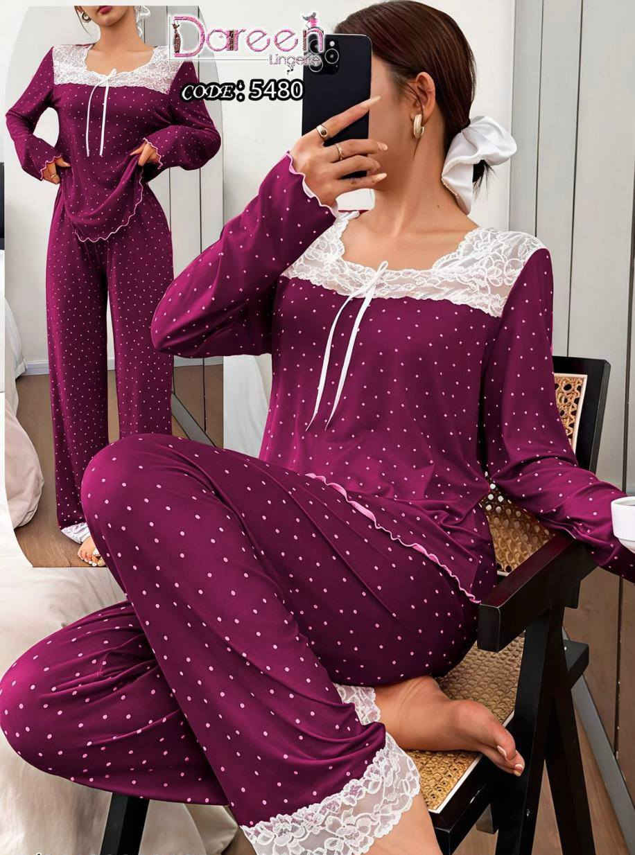 تراك  ماركات 
القياس // فري سايز 
خامه فالينه 
بجامه عريضه 
توصيل داخل بسمايه الف 
***********
