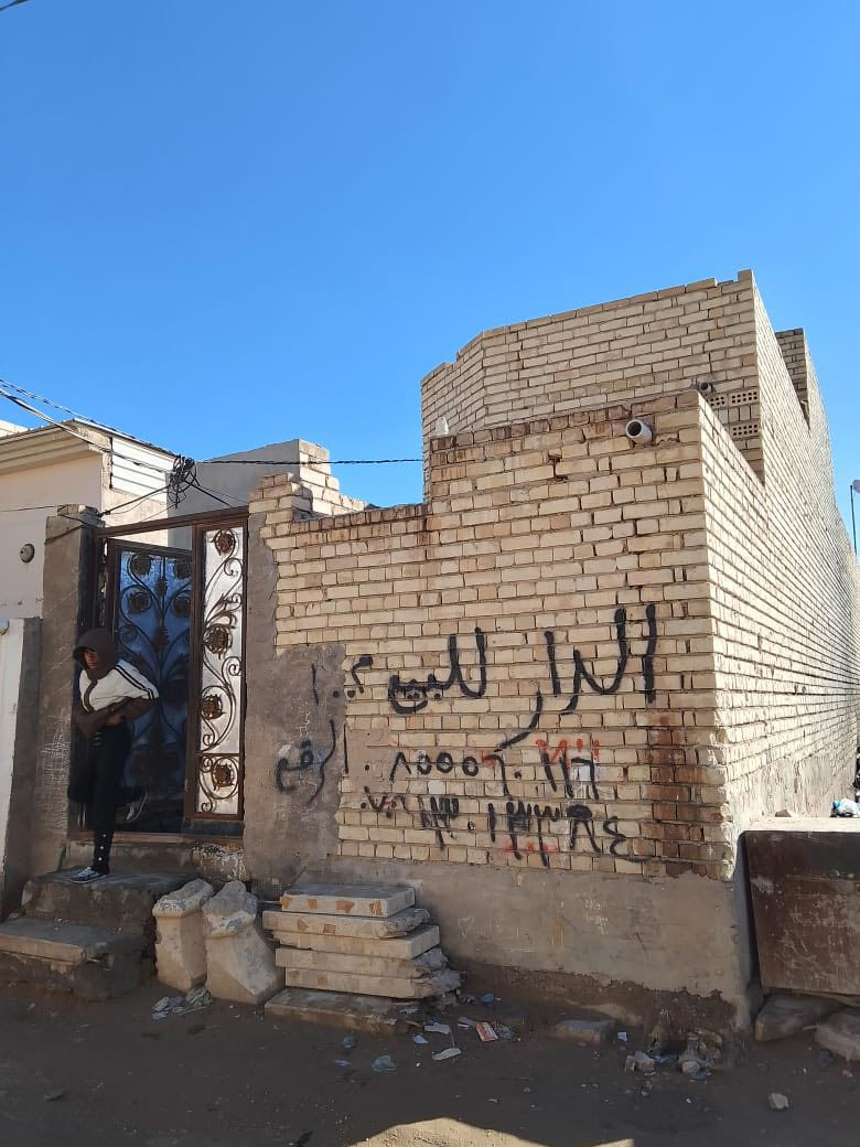 سلام عليكم بيت للبيع ١٠٠ متر قرب جسر الإمام علي يم مخزن الموز زراعي واجهيه ٥ أمتار ونزال ٢٢ سعر ٢٥ وبي مجال ***********
