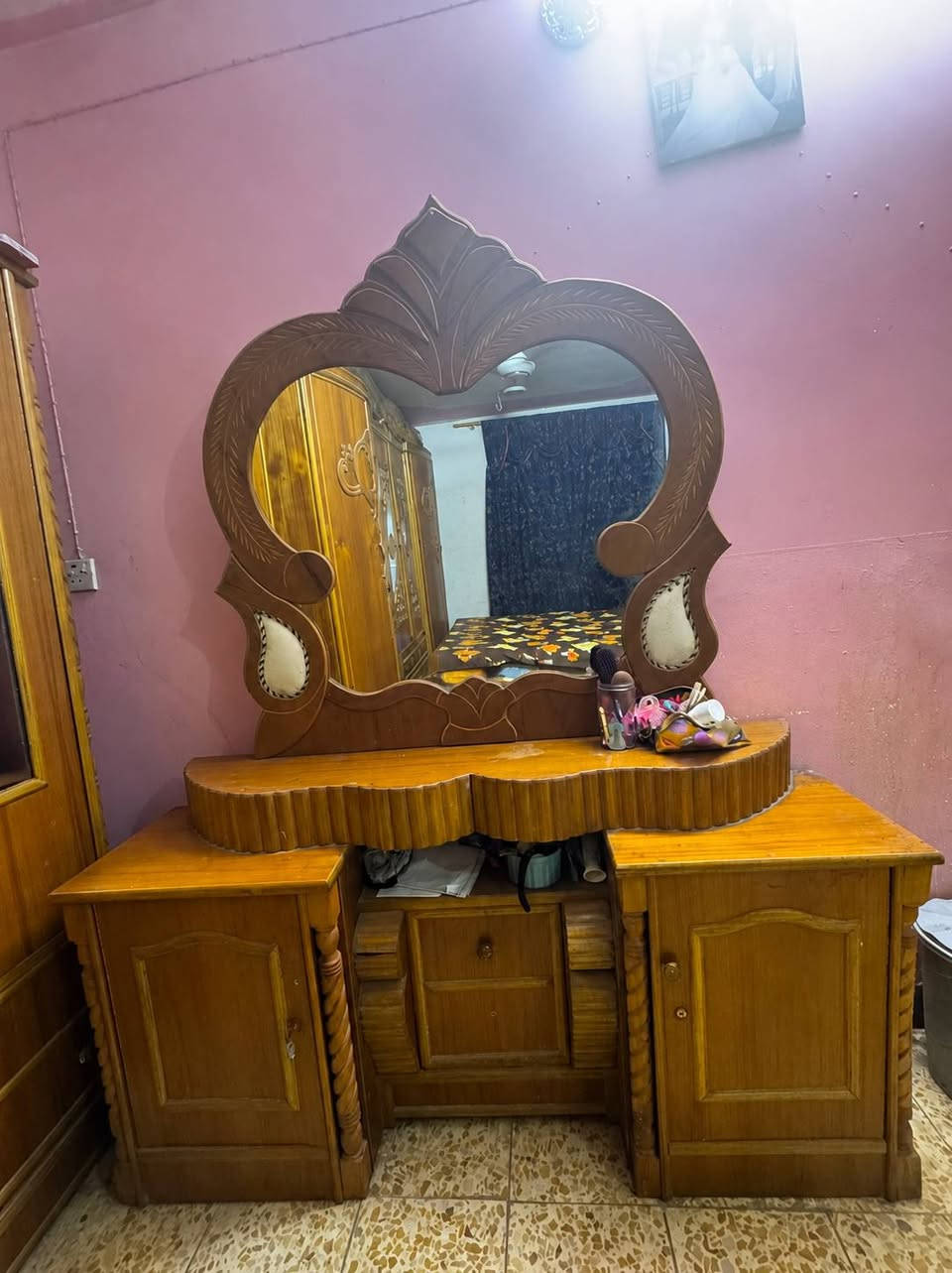 غرفه اخشاب للبيع نظافه 90بل ميه،، لستفسار ع رقم ***********
