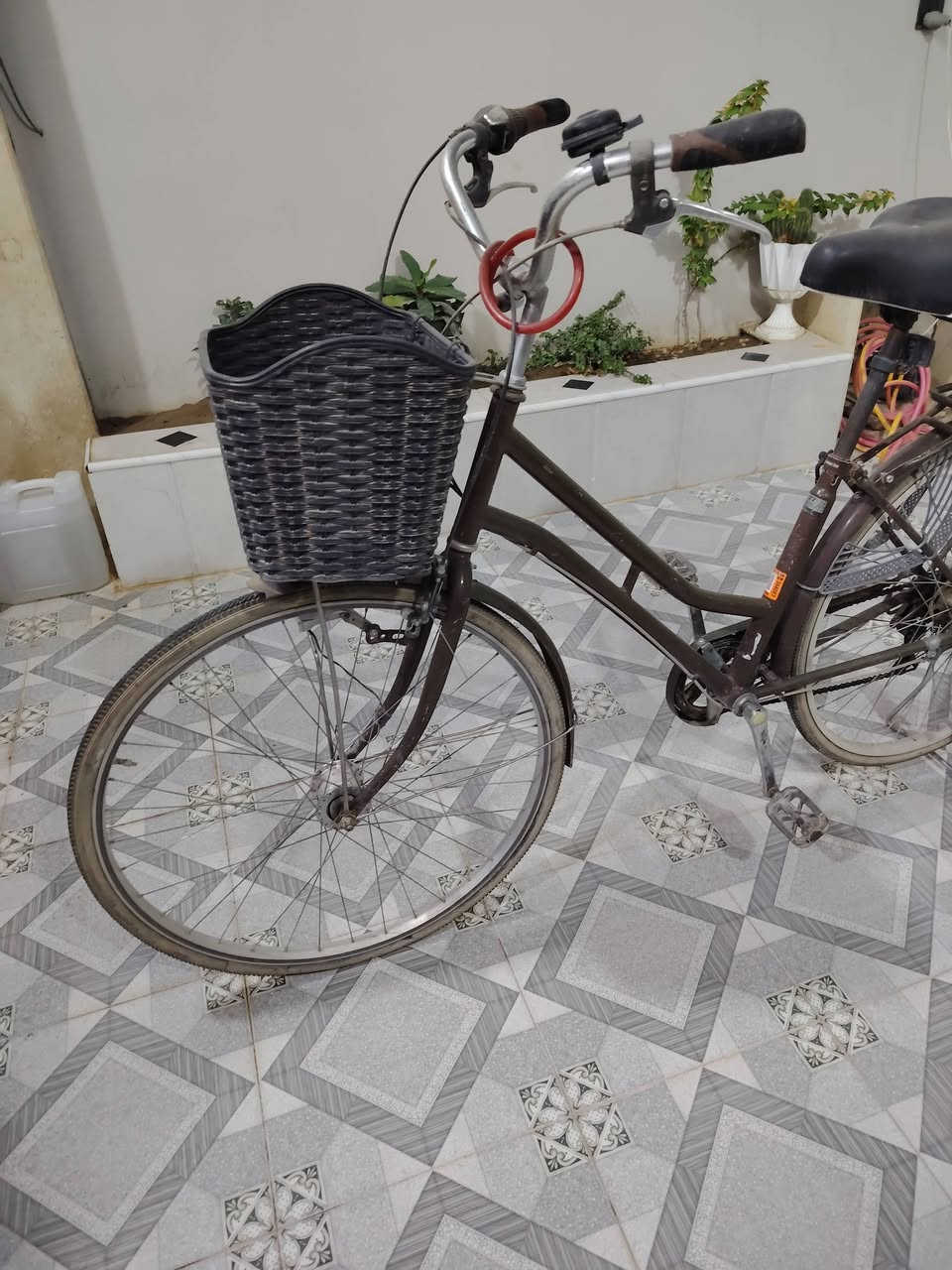 للبيع بايسكل عبد الحليم حجم 27 الأصلي كلو وضع شركة وعندي بايسكل تريك أمريكي للبيع كل واحد وسعرو تعال خاص وادلل للاتصال *********** أو ***********
