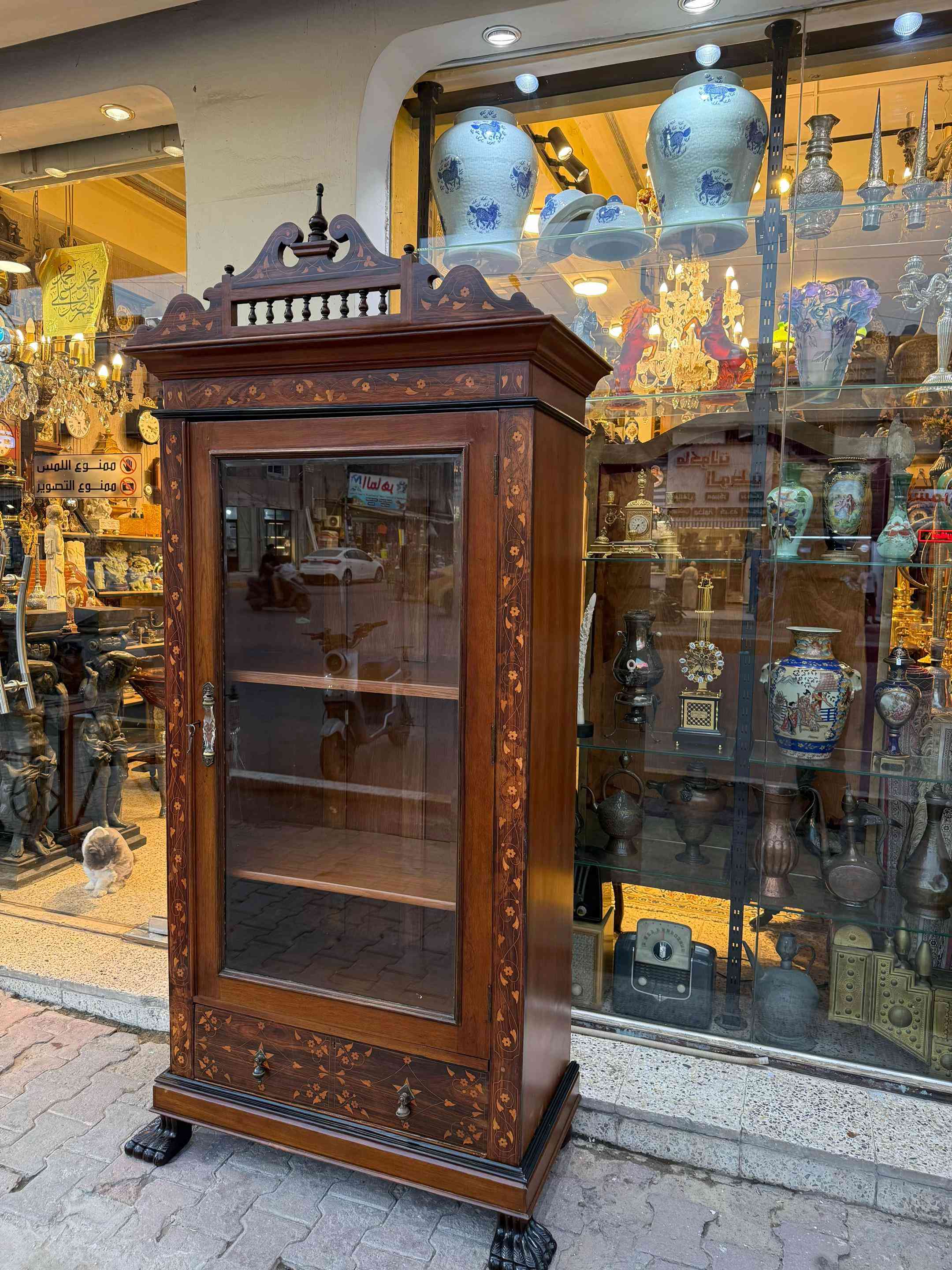 معرض بغدادي انتيك العمر ١٠٠ سنة مصنوع يدويا من خشب الصاج مطعم بالنارنج زجاج كرستال مترش المسكة برونز وكريستال ارجل كف السبع مستوى نظافة ١٠٠٪؜ العرض ١١٠ سم ارتفاع ٢٢٥ سم (التاج والقاعدة تتجزأ ) جرار كبير بمسكات برونز اضاءة داخلية  للاستفسار اكثر يرجى مراسلة الصفحة 


**إذا كنت صاحب هذا الإعلان وتريد حذفه لأي سبب، رجاءا أرسل رسالة إلى الدعم الفني**