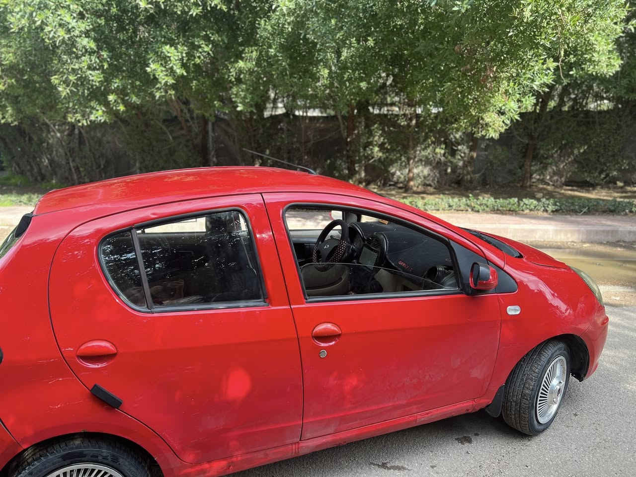 السلام عليكم سيارة جيلي باندة موديل12سيارة جاهزة من كلشي كاملة مكمله كير محرك خير من الله سيارة مال بنية كامله وحلوة للبيع بكاني بغداد حي القاهرة سعر48 بيها مجال للشراي ***********
