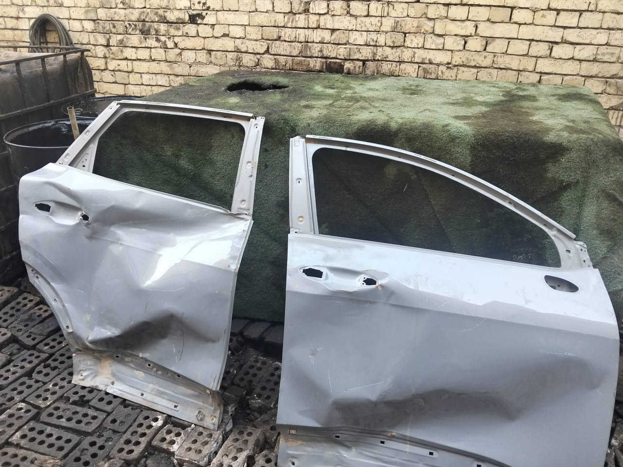 السلام عليكم 
بيبان ثنين لون سمنتي سيارة سبورتج أمريكي 23 صفحة اليمنى وجادر تفصال ياباني للبيع 
***********
