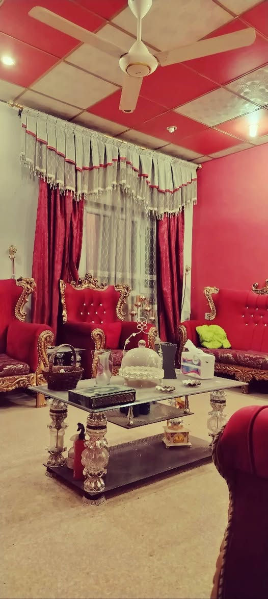 دار للايجار/ المنطقة : سامراء - حي السكك / المساحة 300 متر مربع/ طابقين / ط1 : مطبخ ( حار + بارد ) + استقبال + هول+ غرفة عدد 2 + مرافق غربيه وحمام + مرافق خارجية .
ط2 : يحتوي 2 غرفة ( أحدهما تكون مخزن لصاحب العقار ) / البيت مؤثث يحتوي تخم عدد 2 وسبالت عدد 4 و كاونتر المنيوم ؛ وجميع الأجهزة الكهربائية الأخرى ( ثلاجة + مجمدة + براد + طباخ + غسالة اوتوماتيك ) مع غرفة نوم كاملة .
سعر الايجار الشهري 650،000 دينار 
للاستفسار ***********
