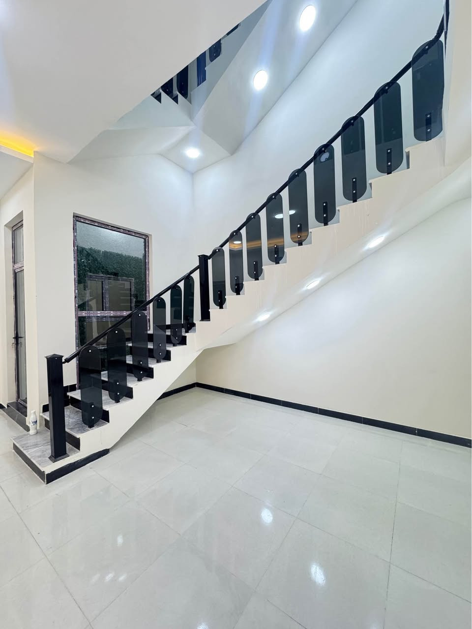 أختر منزل احلامك معا مكتب الذهبي للعقارات والمقاولات العامه 🏠  
استثنائيه بـ مواصفات عصريه حديثه ✨
تستلم مفتاح كامل من كلشي الاناره وغيرها جاهز لسكن 🔑
 البيت طابو عراقي وكاله بـ اسم المشتري ونسخه من الطابو 📄
الموقع .........🔴
البصره ابي الخصيب  منطقه ابو الجوزي 
يطل عل 3 شوارع 
بناء حديث درجه اولى واجهيه فخمه ترتيب هندسي 👷🏻‍♂️طابقين  الاساس رفت 
يبعد عن الشارع السايدين 700متر
تبليط الباب البيت 
  ————————🔹
يتكون البيت 🏘️  من 6 غرف نظام  سويت 
صحيات خارجيه وداخليه 🛁 
أبواب قاصه 🚪
صاله  
استقبال 
مطبخ 
حديقه 🪴
كراج 🚘
المساحه 200 متر 
السعر 188 💵 قابل للتفاوض 
 مكتب الذهبي للعقارات والمقاولات العامه مستمرين بعروض جديده ومميزه💎 
للاستفسار اكثر اتصال او مراسله واتساب 
0775811166📞0788 373 6415 البصرة, العراق
