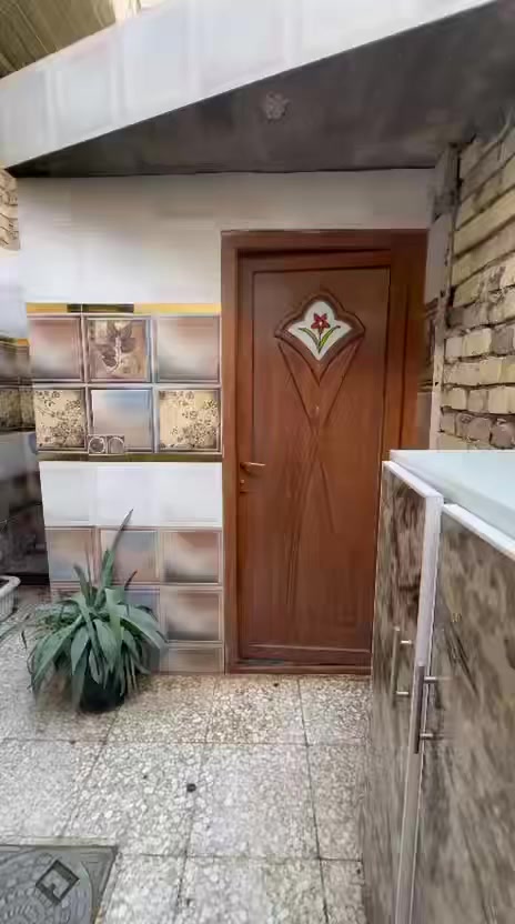 بيت مساحة ٢٠٠ م طابقين يحتوي الطابق الأول استقبال ٧ متر صاله ٨ متر غرفه نوم ٥ متر وحمامات داخليه عدد ٢ وحمام خارجي ومطبخ ٤ متر ومطبخ حار وترك عدد ١ يحتوي الطابق الثاني عدد ٣ غرف نوم كبيره وحمام كبير وصاله كبيره والطابق الثالث بيتونه كبيره مع مخزن غسالات البيت جديد 
مع أسواق مغلقة طول المحل ٨ متر 
اول قطعه بشارع ١٥ زراعي بيت غلام
*********** للاستفسار
