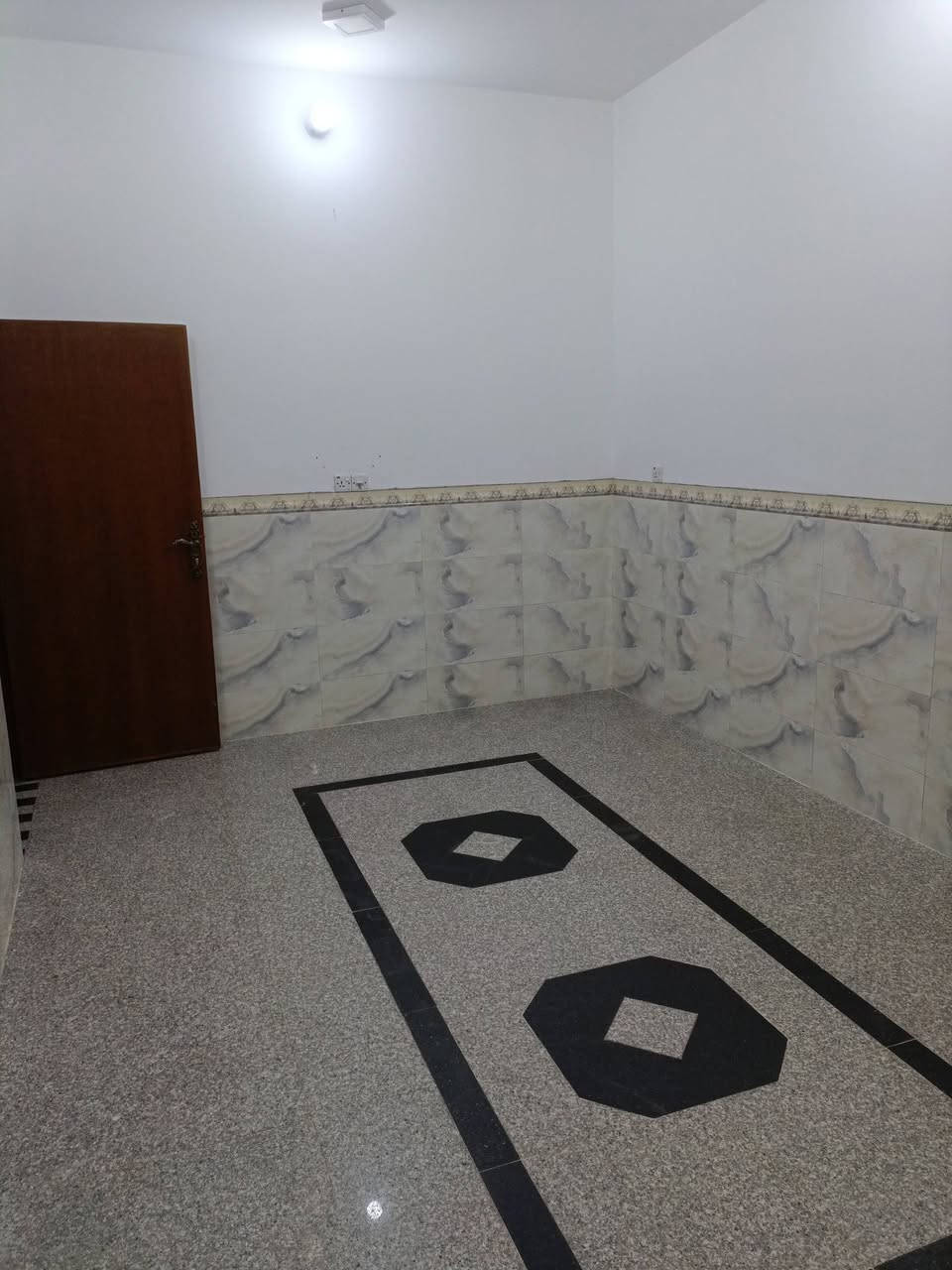 السلام عليكم مشتمل للبيع 100م طولاني جاهز وفارغ العنوان حي الحوراء شارع المدارس قرب  مدرسة التعاون العربي السعر المطلوب 75 مليون وقابل للتفاوض الاتصال على الارقام التاليه 
***********
***********
