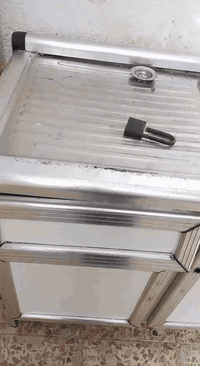 كاونتر نضافه ٩٠ بالميه عوزه تصليحات بسيطه بس يدات وصبغ
خامه اصليه متينه مو تجاري وبلاستيك وموضحها بالفيديو 
يعره ب١١٥ الف وبي مجال قليل 
 مكاني بغداد 
الشراي هذا الواتساب (***********)
