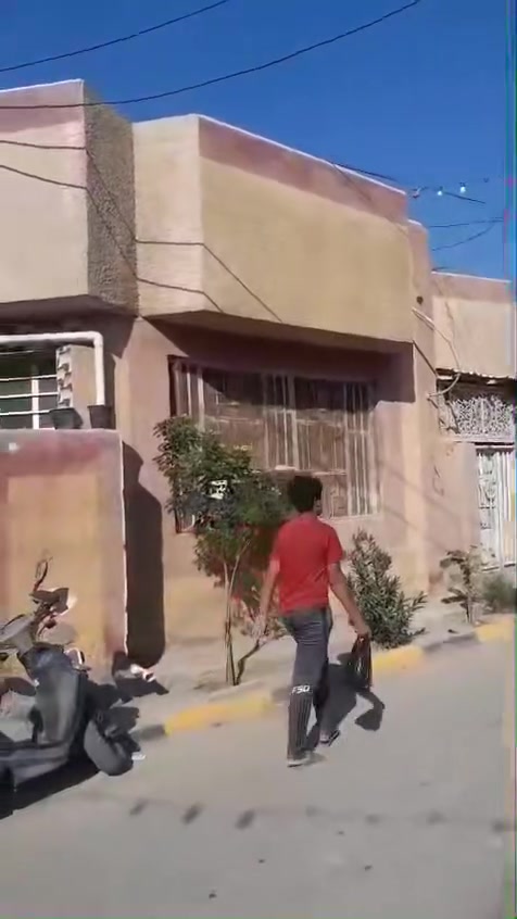 السلام عليكم بيت للبيع حي السفير قريب شارع الوازات افران المصطفى مساحة 100 متر واجه 16 ونص نزال 10 وينتهي 3 من جهة المطبخ طابق واحد وبيتونة بيت كامل ميحتاجلة شي تجي تكعد بي كبل عالي عن شارع تبلط ورصيف كامل دربونة كدام العين وكافة التفاصيل بالمقطع استقبال وصالة وغرفة وحمام وترك ومطبخ وترك ثاني مطبخ حار ودرج وبيتونة  
تواصل الاتصال ع رقم ‭0770 960 6916‬
#الجميع
