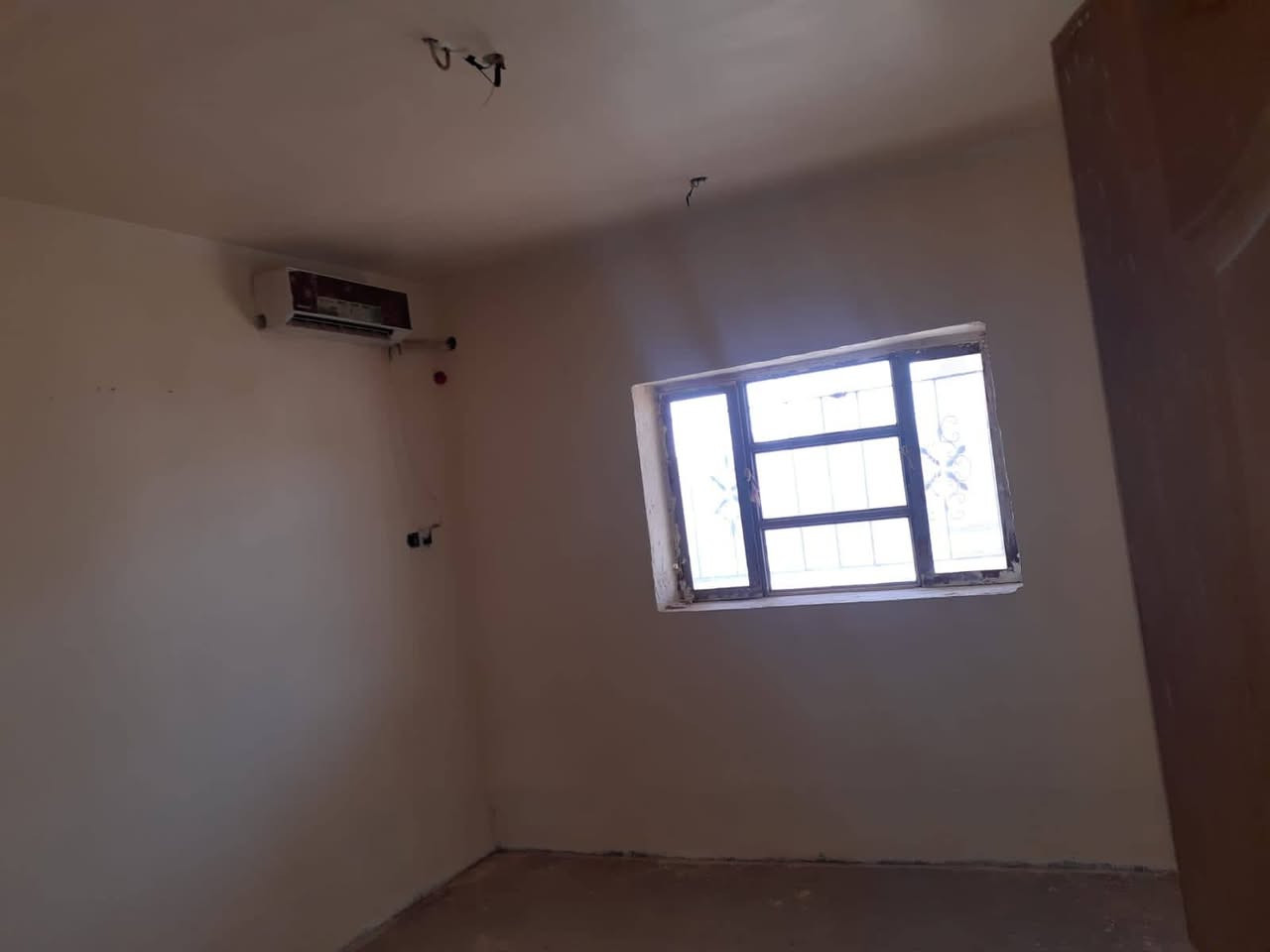 بيت للبيع  طابقين مساحة ٢٥٠ م في الانبار عنه حي العبور قرب محل ابو خالد للغذائية يحتوي على ٣ غرف نوم + استقبال + مطبخ + حديقة +محل عدد ٢  للتواصل
***********
