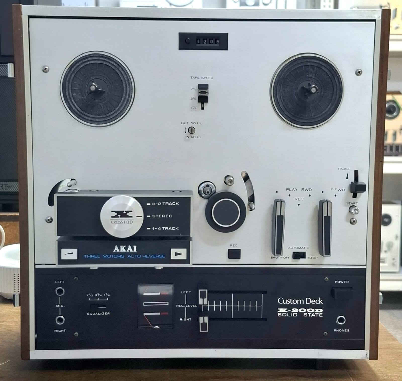 اكاي موديل Akai X2000 
فخامه،،،،
4 Track
3 head
7 انج
نضافه كامله ١٠٠ من ١٠٠ كامل مع الغطاء 
بلادي بدون اي صيانه
250 الف
مع كل جهاز تيب هديه شريط حسب طلب الزبون 
يوجد توصيل كل المحافظات
محمد الآغا للصوتيات
***********
