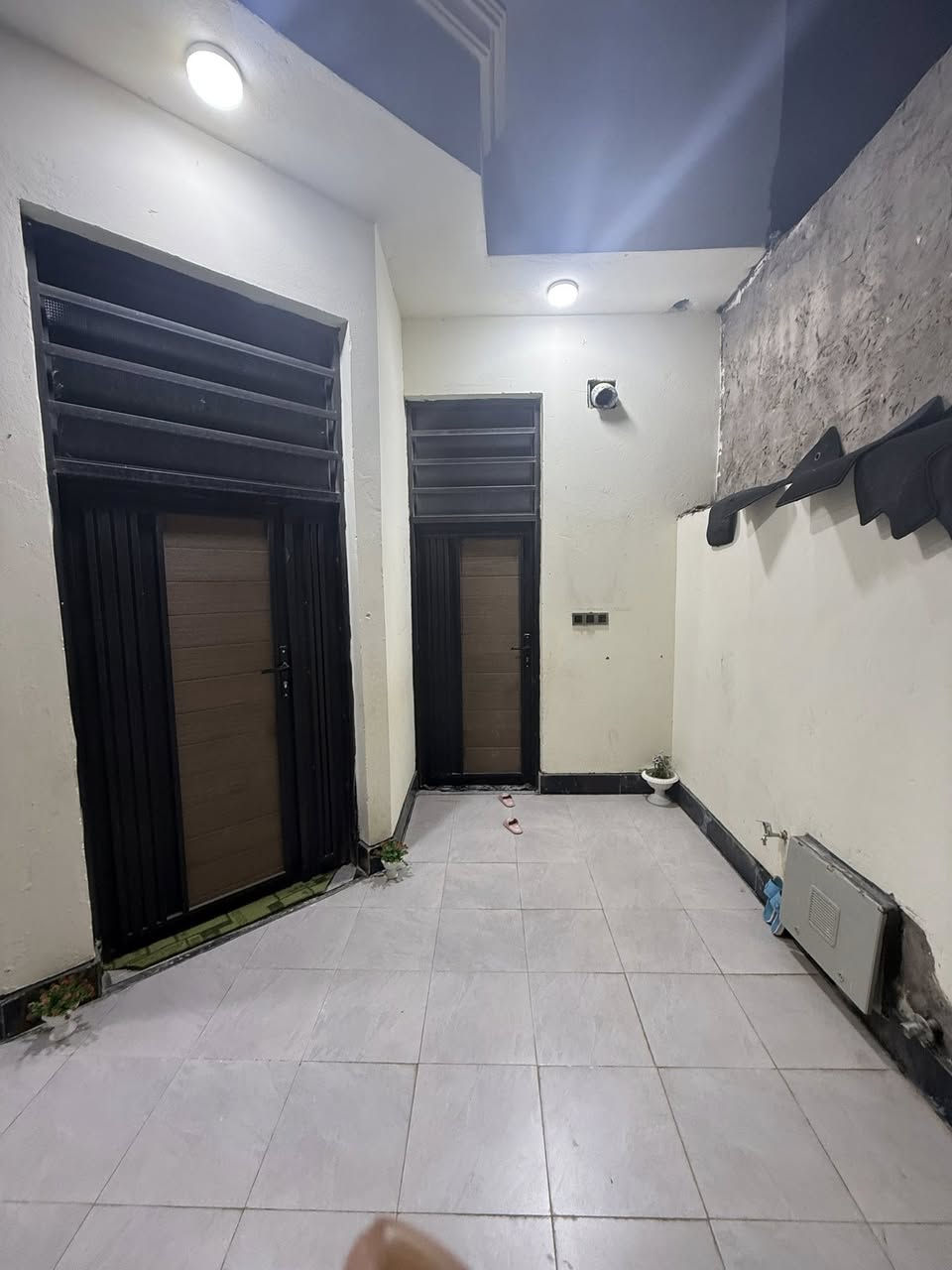 السلام عليكم بيتين للبيع حي الزهراء خلف مظيف الراجحي الاول 100 م والثاني 120 م طابقين بناء جديد     كل بيت يتكون الطابق الارضي من غرفه وصاله ومطبخ وحمامات داخليه وخارجيه واستقبال والطابق الثاني غرفه وصاله للأستفسار ***********
