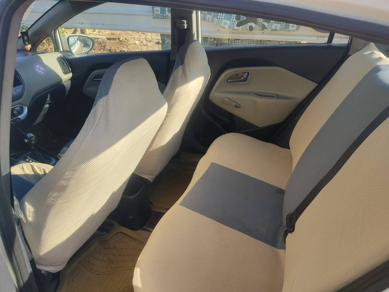 كيا ريو وارد امريكي 2013مكينه 1600وكير جدد السياره ليبل واحد حادثه قبق الجنطه نفسه مصلح سياره جاهزه وجديده تبريد صدر خلفي امامي جديد تخم تاير سنويه جديده 27مصفره هيه وغرامات تحويل مباشر 75وبيه مجال العنوان بغداد النهروان اتصال فقط ***********
