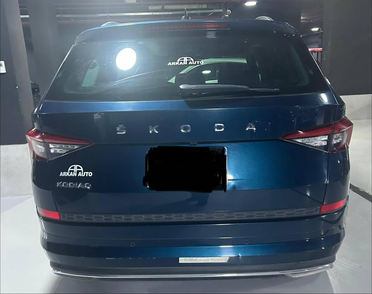 ---

*للبيع سكودا كودياك L&K 2021 - فئة الفخامة الكاملة*  
لو بتدور على SUV عائلية 7 راكب تجمع بين الفخامة، الأمان، والاعتمادية، دي فرصتك.

*مواصفات سريعة:*
- *الموديل:* 2021
- *الفئة:* L&K أعلى فئة
- *العداد:* 71,000 كم فقط - استعمال خفيف
- *الحالة:* فابريكة بالكامل بره وجوه، بدون أي رش
- *الصيانة:* صيانات توكيل بالكامل، دفتر الصيانة موجود
- *المكان:* المعاينة في التجمع الخامس

*ليه العربية دي مميزة؟*
مقاعد جلد فاخرة، سقف بانوراما، كراسي كهرباء بذاكرة، تدفئة وتبريد، أنظمة أمان متقدمة، وشاشة كبيرة مع Apple CarPlay و Android Auto. عربية عملية للعيلة ومريحة في السفر.

*السعر:* للجادين فقط، السعر عند المعاينة  
*للتواصل والاستفسار:* 01062000300


**إذا كنت صاحب هذا الإعلان وتريد حذفه لأي سبب، رجاءا أرسل رسالة إلى الدعم الفني**