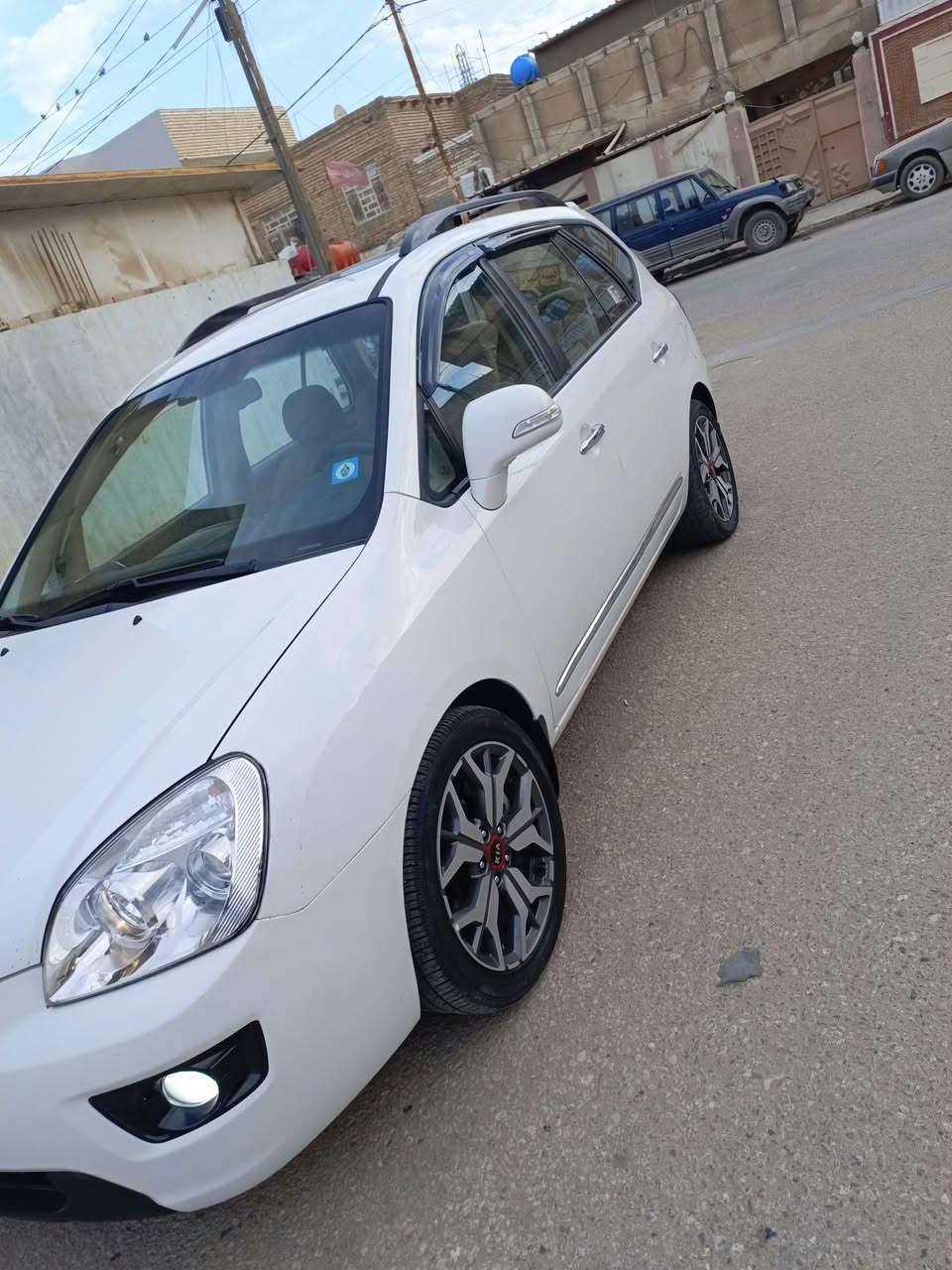 السلام عليكم البيع كيه كارنز موديل 2009 رقم نجف بسمي سياره احله من صور جاهزه مكينه  كير حداديه تخم تأير تبريد تدفه سياره فول فتحه سياره مكفوله عده دور شاملغ الخلفي وشويه من الباب ملاون اثير خياس خفيف باقي مكفول سياره 7راكب السعر 133 وبيه مجال الطيبين الهاتف ***********
