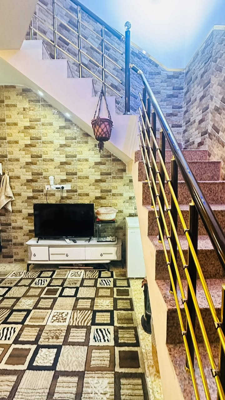 دار للبيع زراعي سند ٢٥ مساحة ٧٥ م واجه ٥ نزال ١٥  يحتوي على ثلاث غرف نوم ٣ حمامات استقبال مطبخ حولي مفتوح 
فرع مرطبات الحوت شارع احمد الوائلي صاحب الدار رقم هـ***********
