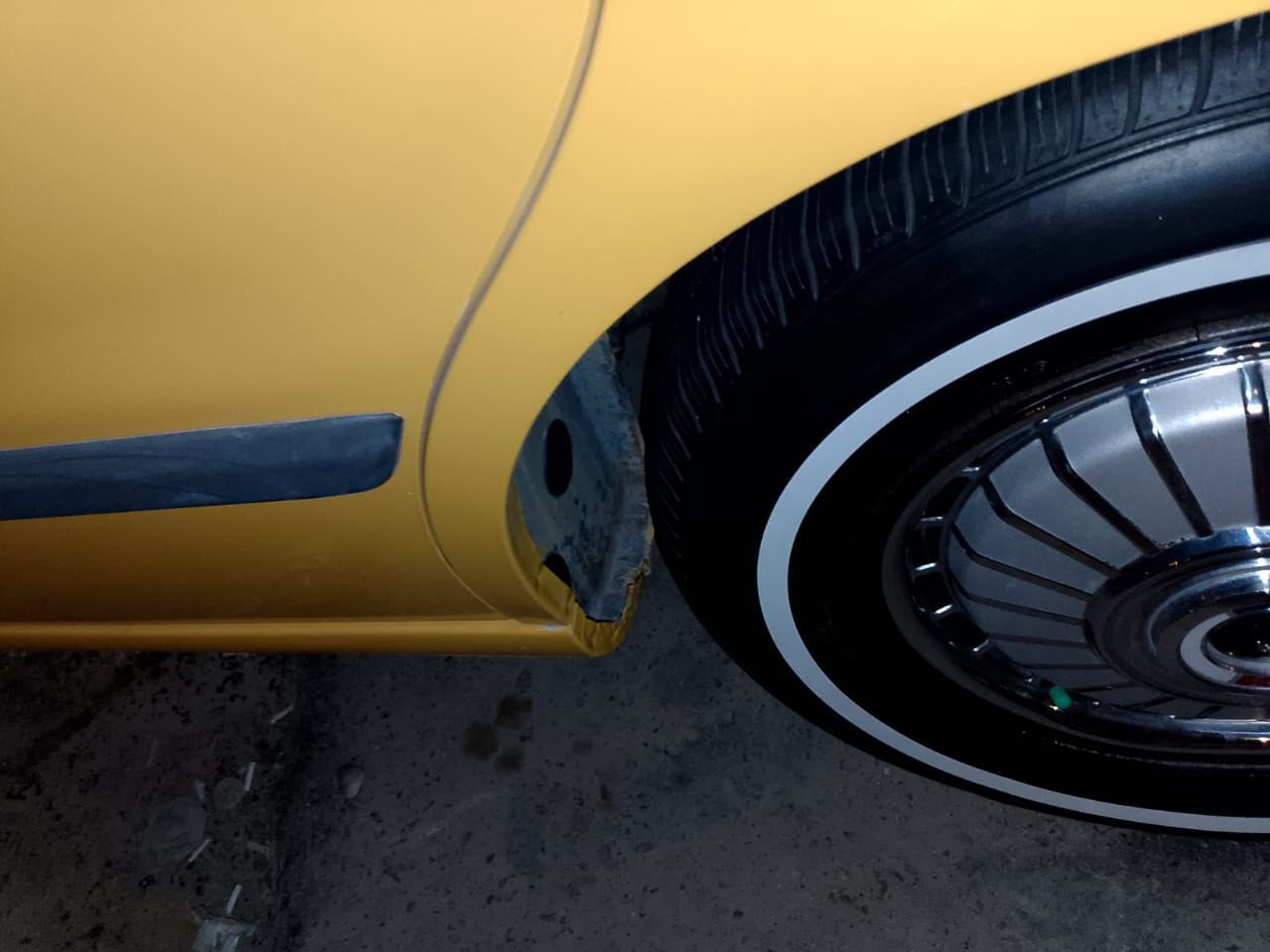 السلام عليكم 
سمند للبيع فقط 
مكفولة كفالة عامة 
موديل بلسنوية 2012 
اصل 2013 رقم بغداد انكليزي الجديد
 مصفرة هيئه وغرامات سنويه جديده تحويل ثاني يوم 
تبريد تدفئه شغال السعر 52 $ وبيه مجال 
مكان السياره الحله المركز 
اخوان اني مكلف بلنشر رقم صاحب السياره 
 هاتف *********** بي واتساب
