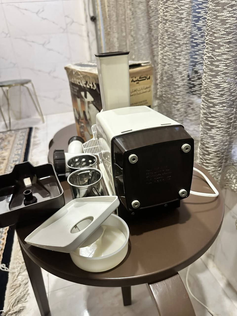 محضرة طعام مولنكس فرنسي  160واط استيراد المنشأة العامة العراقية صناعة الثمانينات  
مجموع العمليات (برش2 ناعم +خشن) (تقطيع شرائح ) (مثرامة لحم) (معصارة برتقال)
للاستفسار يرجى مراسلة الصفحة


**إذا كنت صاحب هذا الإعلان وتريد حذفه لأي سبب، رجاءا أرسل رسالة إلى الدعم الفني**