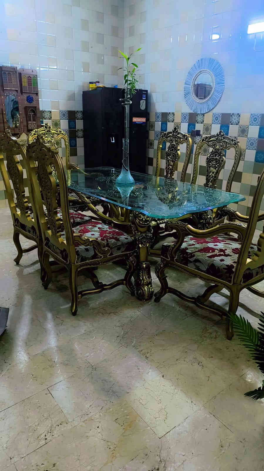 السلام عليكم ميز طعام زان نقوش مصريه ثقيل مع 6 كراسي 500 وبي مجال بسيط للعلم اخذته ب10 ورقات مكاني بغداد 
‭0772 955 9513
