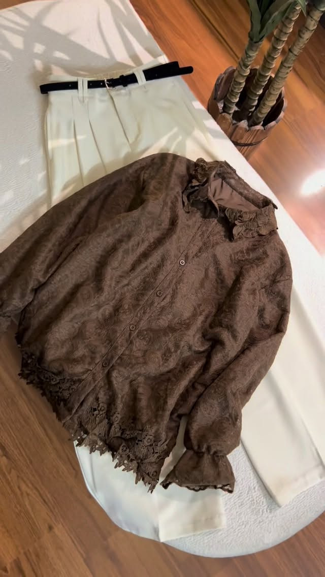 الجوزي ويه الاوف وايت رهيب🤎🤍
القميص تفاصيلة جنن
طوله 75 cm 
البنطرون كيلوت كصة زارا تجنن
مقاس36/38/40/42/44/46
📞***********
