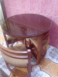 ميز طعام • ٤ كراسي • قابل تفاوض