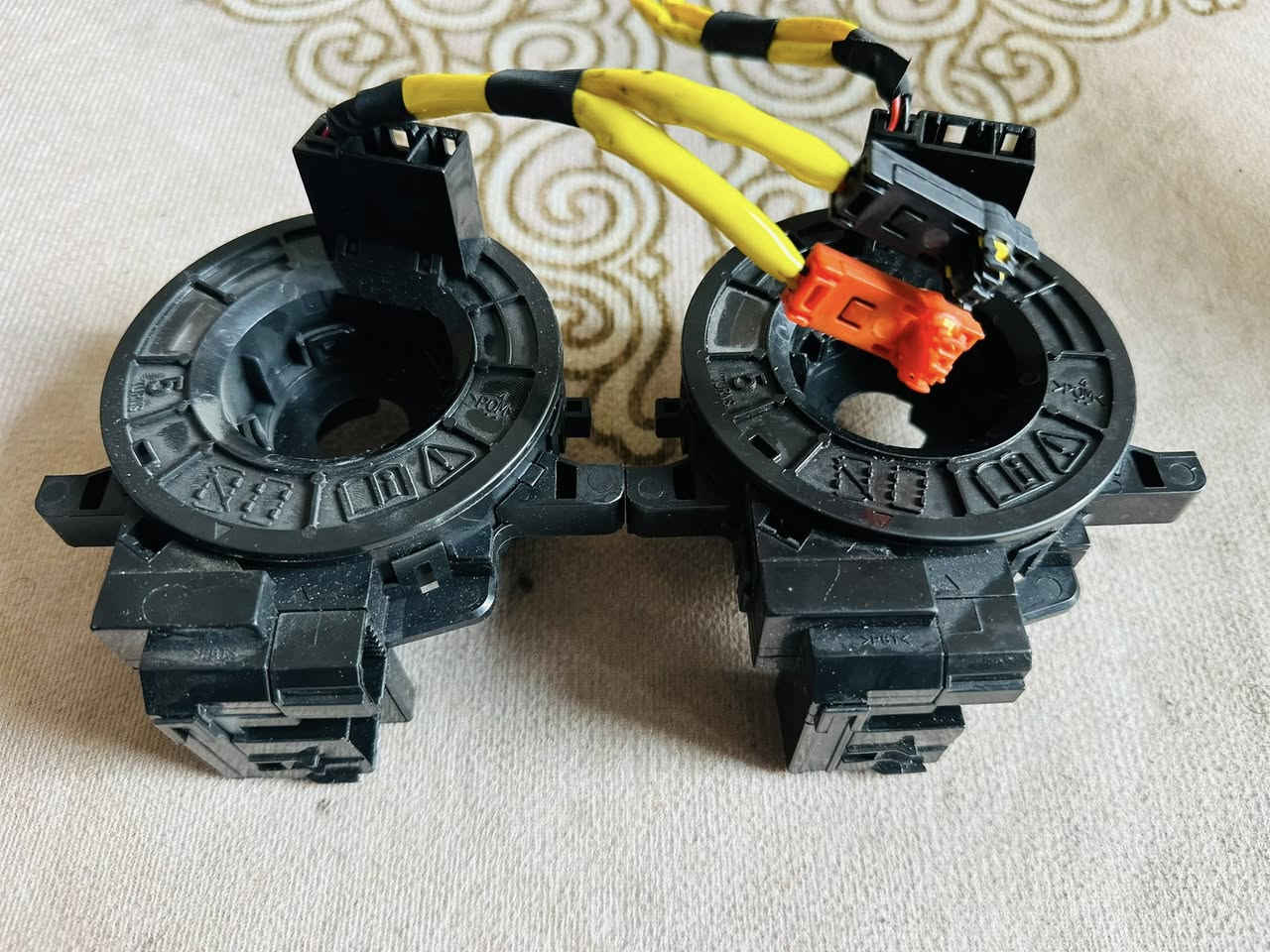 سلام عليكم حبايب
غراض كورلا 13 تفصيخ كله اصلي 

كل قطعه وسعرها 

1 يوجد جام بيبان 4 جهات السايق ولسكن والأبواب الخلفيه مال تفصيخ نضيف جدا

2شباك أمريكي 

3مازدات مال خليجي مال كصه 

4 يدات أبواب 

5 شريط ستيرن عدد 2
 

مكاني بغداد ***********
