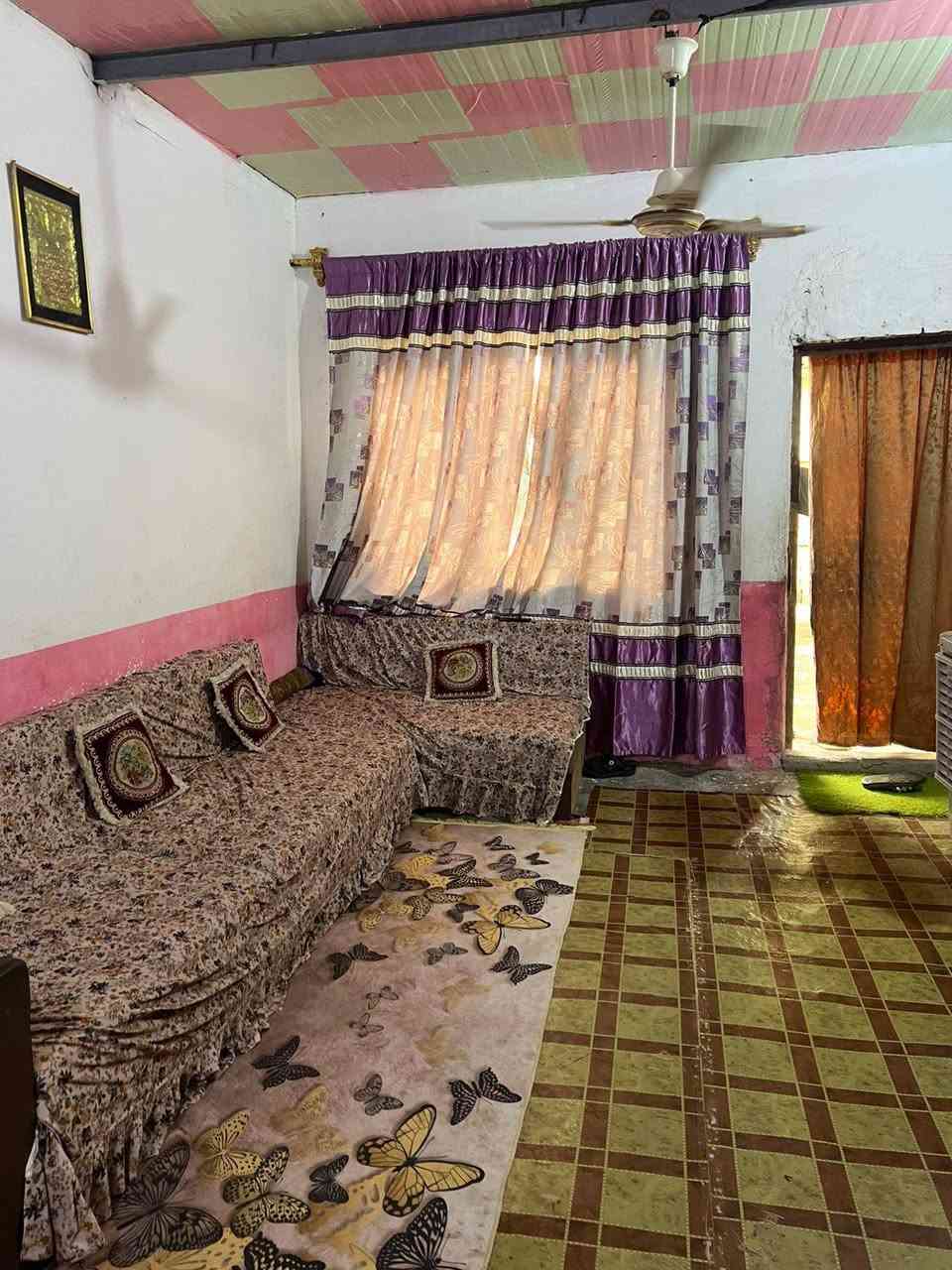 السلام عليكم
بيت للبيع العنوان النهروان منطقة مجمع الخمستالاف 
تفاصيل البيت ....
1 مساحة البيت 200
2 يحتوي على غرفتين نوم واستقبال وصالة ومطبخ ومنور عدد2
وصحيات 
3 السقف سندوتش أرضية صب 
يحتوي على سند طابو عقد 
للاستفسار فقط اتصال ***********
