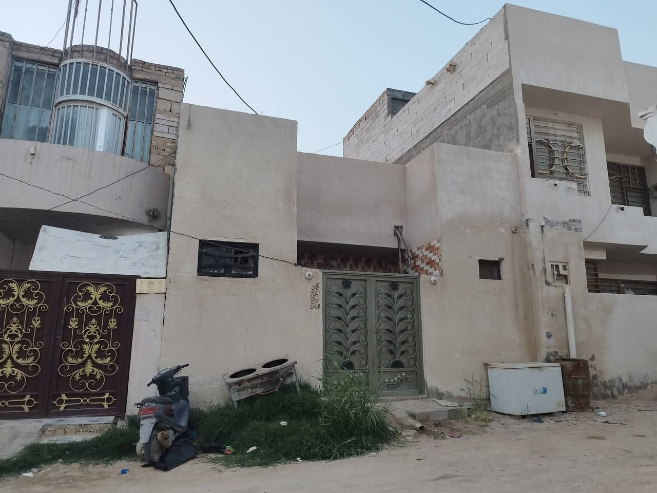 للبيع دار ١٠٠ متر واجه ٧ متر نزال ١٤ وربع كربلاء الحر الصغير بداية شارع المستوصف يحتوي البيت على طارمة ٢.٥×٣ متر صحيات خارجية ٢×٢.٥ متر استقبال كبير ٧×٤.٥ متر مطبخ مصغر ٢×٢ متر صالة كبيره ٧×٤ متر من ضمنها صحيات داخلية ومنور غرفه كبيرة ٥×٦ مع خلفية درج وبيتونه صب كونكريت السطح مطبك بالكامل مع ستائر كاملة الشارع ٦ متر ثالث بيت عن الركن الفرع بي بس ١٠ بيوت ومغلق ومخدوم ماء كهرباء ومجاري ابابك بسعر مناسب ٦٥ مليون للاستفسار الاتصال ***********
