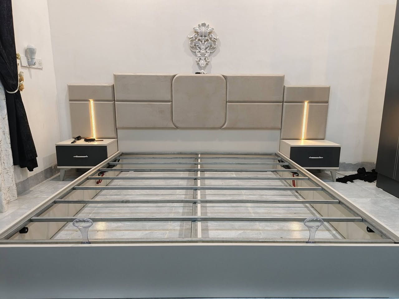 سلام عليكم غرفه نوم مودرن كلش حلوه ونازكه 7 قطع كنتور 3 امتار 8 ابواب اثنين منهن جام واضائات لينر بلكنتور والكومديات 
والسرير شامو وجك هايدروليك سعره قفل 750 الف (( مشتريها قبل اسبوع اب مليون وسبب البيع اريد اخذ غرفه شبابيه مال نفر ))
عنواني كركوك ***********
