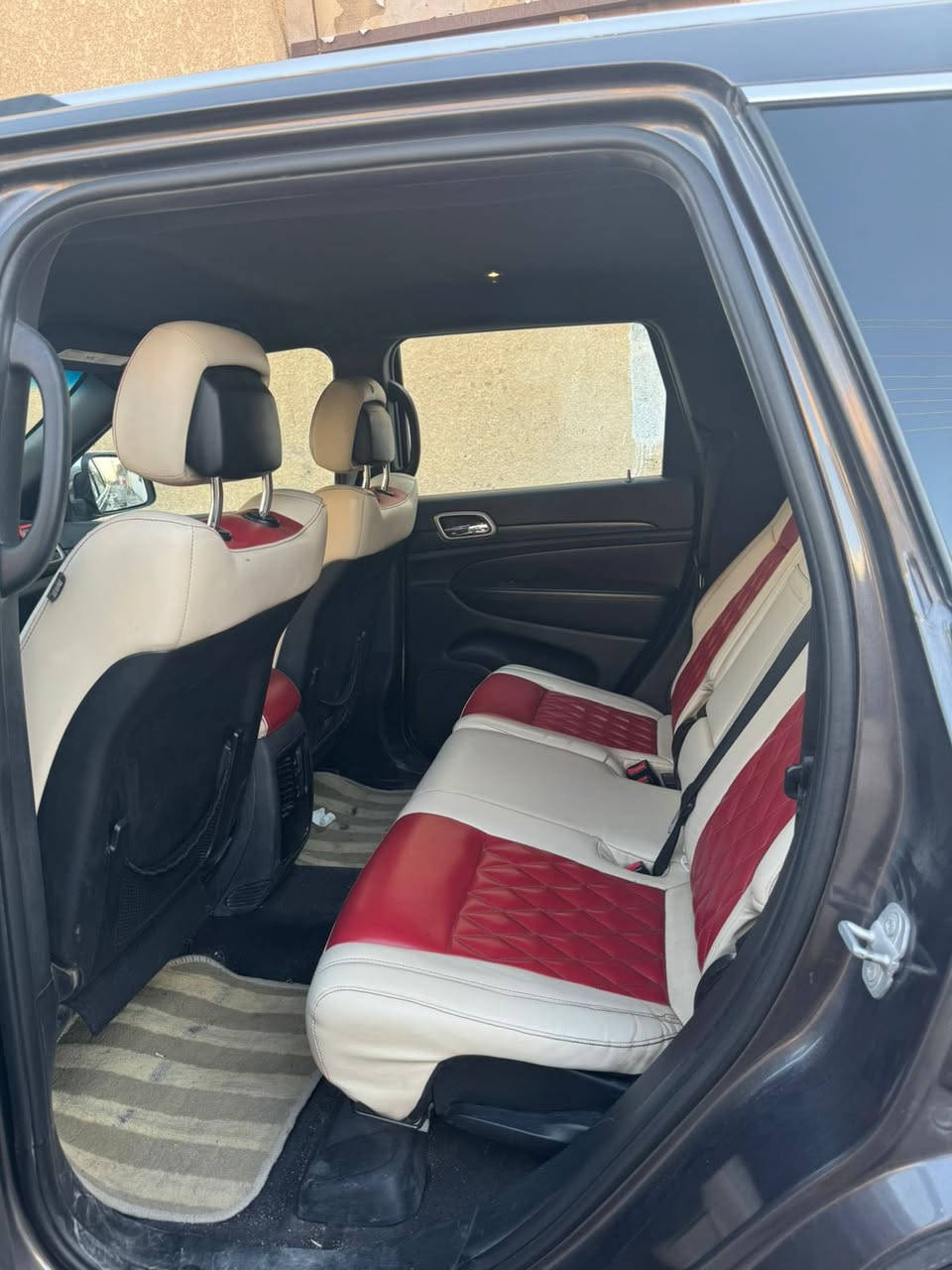 السلام عليكم  للبيع سيارة جيب شيروكي موديل 2016السيارة حلوة وجاهزة حادثها مدكر وبنيد السعر 175 وبيها مجال السيارة بأسمي 
موبايل ***********مامتواجد ع الفيس  واتساب فقط
