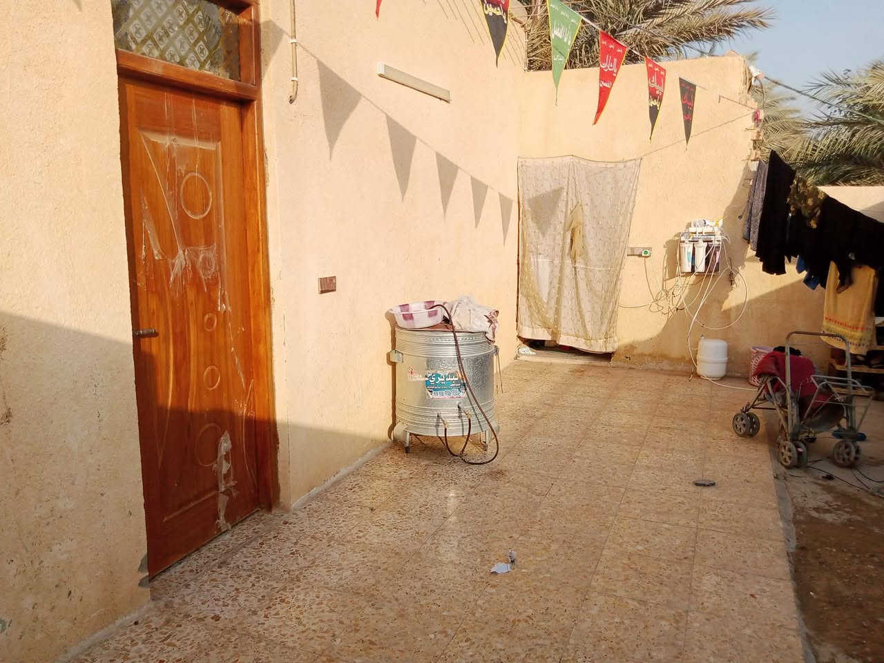 السلام عليكم بيت بناء جديد كوله طابوك يحتوي على3غرف نظام الغرف سويتات المساحة الكلية 600 متر مربعة واجية 15متر والنزال 40متر بي فقط الاستقبال 8متر ماكامل والاصاله 10متر والباقي البيت من غرف ومطبخ كاملات قرار 117 وبي معامله مال تمليك الزراعي في بلدية بسمي ابيع وقع حال وبسعر جدا مناسب للظروفي الخاصه المكان شهداء البياع نهاية شارع العام من جهت اليمن اول فرع عل جهت اليسار الاتصال ***********
