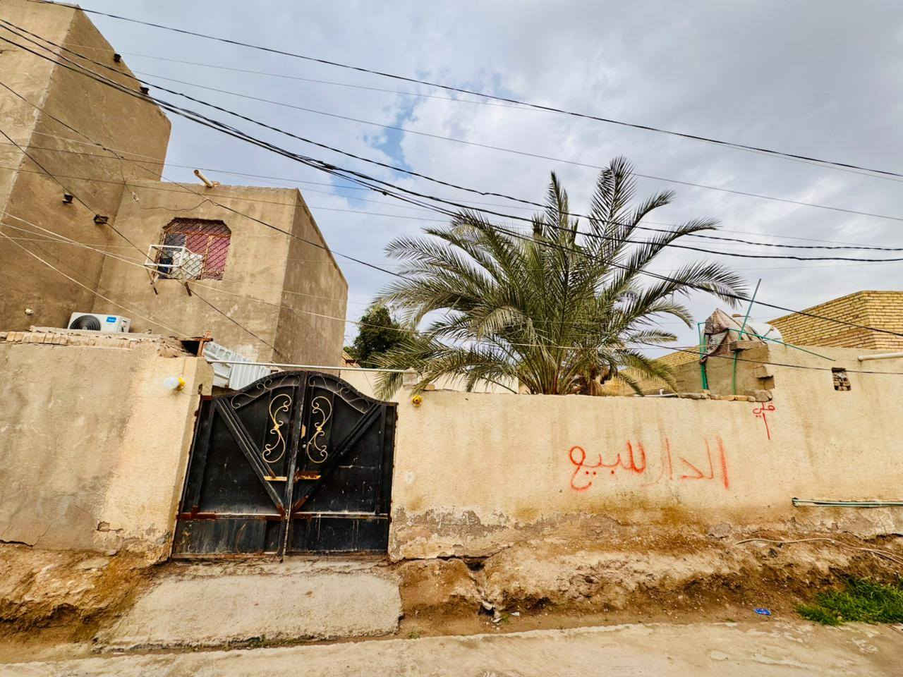 السلام عليكم بيت للبيع مساحتة 325م طابو صرف مامسحوب عليه اسكان
( بناء قديم ) فقط الديوانيه بناء حديث
غرف عدد 3
 مطبخ 
ومخزن 
البيت ع شارع صب كامل خدمات 
المكان : حي الروضة قرب مولد عقيل زرير  
للاستفسار : ***********
***********
