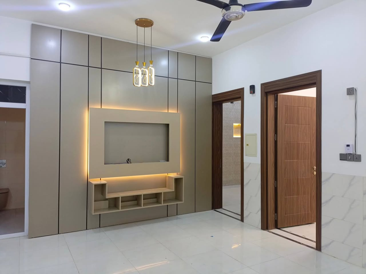 عقارات الخيام تقدم لكم فرصة سكنية مميزة
🏡 دار للبيع في أحد المواقع المرغوبة 📍 شارع 40 قرب أثاث القند

بيت يجمع بين الموقع الممتاز وجودة البناء ليكون خيارًا مناسبًا للسكن والاستقرار.

🔹 المساحة: 200 متر
🔹 طابق واحد
🔹 بناء طابوق درجة أولى
🔹 طابو زراعي سند 25 مع تحويل مباشر
🔹 منطقة مخدومة بالكامل وشوارع مبلطة

لا تضيع فرصة امتلاك دار بمواصفات مميزة في منطقة تشهد إقبالًا مستمرًا.

للمعاينة والاستفسار تفضلوا بزيارة عقارات الخيام

📍 الفرع الأول: شارع 40 قرب باب الخشب
📍 الفرع الثاني: خلف مدينة ألعاب السندباد

📞 ***********
