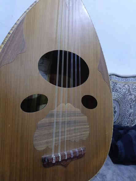 آلة العود نوع الخشب (زرياب سوري) صنع عراقي نوعية اصليه 
استخدام ايام فقط بعده جديد ( ويه جنطة جلد اصلية+ ريشة للعزف+ اوتار احتياط + كورس تعليمي مكون من ٨ فديوهات ) الي حاب يشتري يجيني خاص نتفاهم 
" محتاج مبلغ والا ما ابيعه " 
#العنوان_حديثة_الرفاعي
#السعر ١٥٥ الف وبي مجال بسيط
#الرقم***********2
