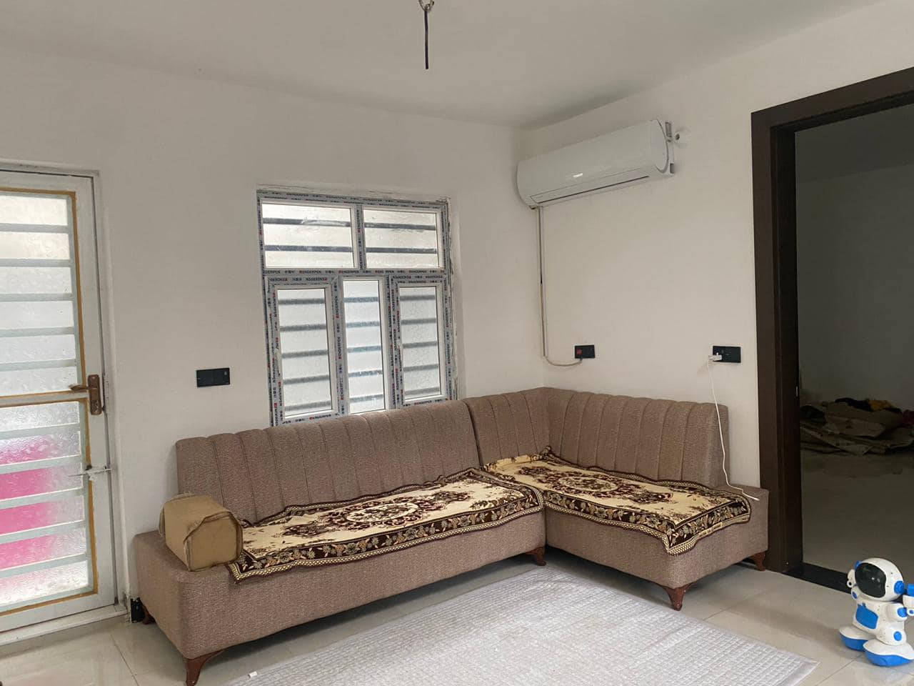 #للبيـــــــــــــــع_بيت_طابو_صرف
مساحة البيت ٢٠٠م (١٠*٢٠)م طابقين
#الطابق_الاول:- غرفتين نوم&صاله& استقبال&مطبخ&صحيات داخليه و خارجيه& مناور عدد٢& كراج & حديقه
#الطابق_الثاني:-غرفة نوم معزوله مع السطح
#بناء٢٠١٥ ومرمم حديثاً( عرض الشارع ١٠ م)
#متوفرة:-كافة الخدمات الاساسيه 
#العنوان:- ( حله_ورديه_سيف سعد)
للاستفسار الاتصال ع الرقم
***********واتساب
