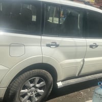 باجيرو 2016 حبتور شمالي بسمي ابيض بيها طخة بالجملغ الأيمن وطختين بالجم...