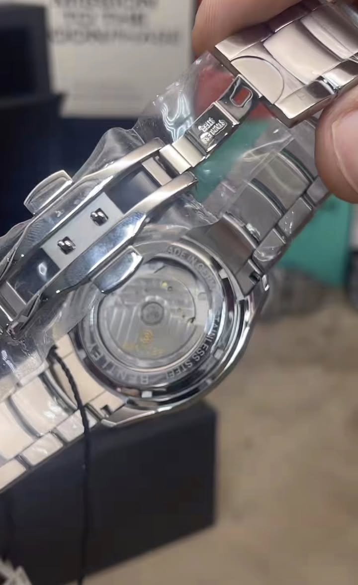 السلام عليكم شباب البياعه شرايه لادخلون عليه اني سبق وكتلكم ماافديكم ساعه ماس اصلي وكاله من وكاله دبي قبل فتره جبت قطعه ونباعت وهسه وفرت ساعه وهواي رادومنها وصوني عليها للمهتم مراسله او اتصال واتساب ***********
