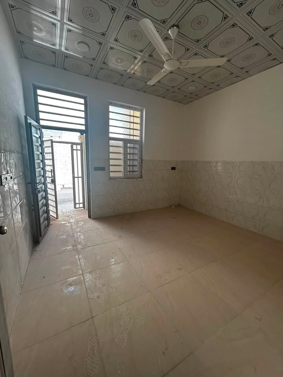 🏡دار للبيع
📍 البوبيات عامود 31
📏 المساحة: 52 متر
🚪 الواجهة: 4 ونص متر
📐 النزّال: 11.75 متر
🛣️ عرض الشارع: 8 متر  يبعد 50 متر عن الشارع العام
📝 التفاصيل: زراعي ، سند 25
يحتوي على (غرفتين نوم +وصاله + واستقبال +ومطبخ +وصحيات عدد 2
📞للاتصال ..***********

