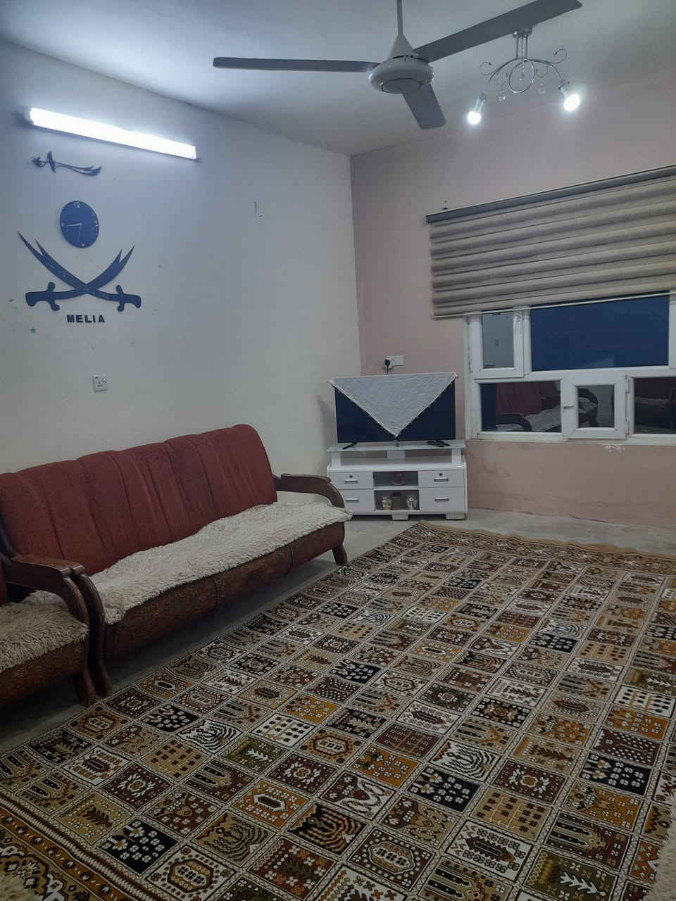 دار للبيع المساحة ٢٠٠متر منطقة الحمزلي مقابل المنتوجات موقع مميز غرفتين نوم وهول وأستقبال ومطبخ وصحيات وكراج وحديقة
 السعر ٨٥ مليون
 وبي مجال للطيبين
***********
