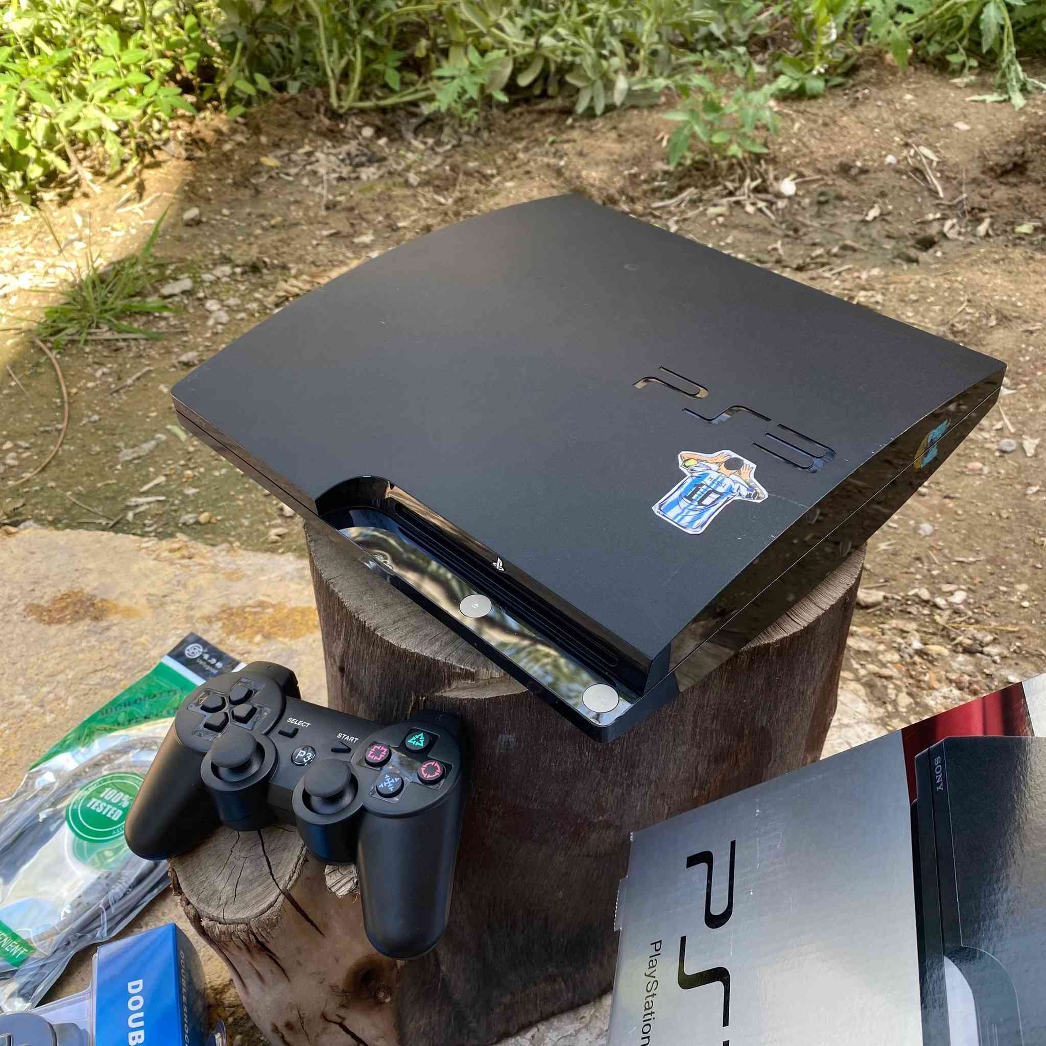 للبيع بلي ثري مهكر كامل ملحقات ويدتين مثل ماموضح بصوره والعابه موجوده بالفيديو السعر ١٥٠ الف موجود توصيل كل المحافضات 
للتواصل *********** 
من رخصه الادمن
