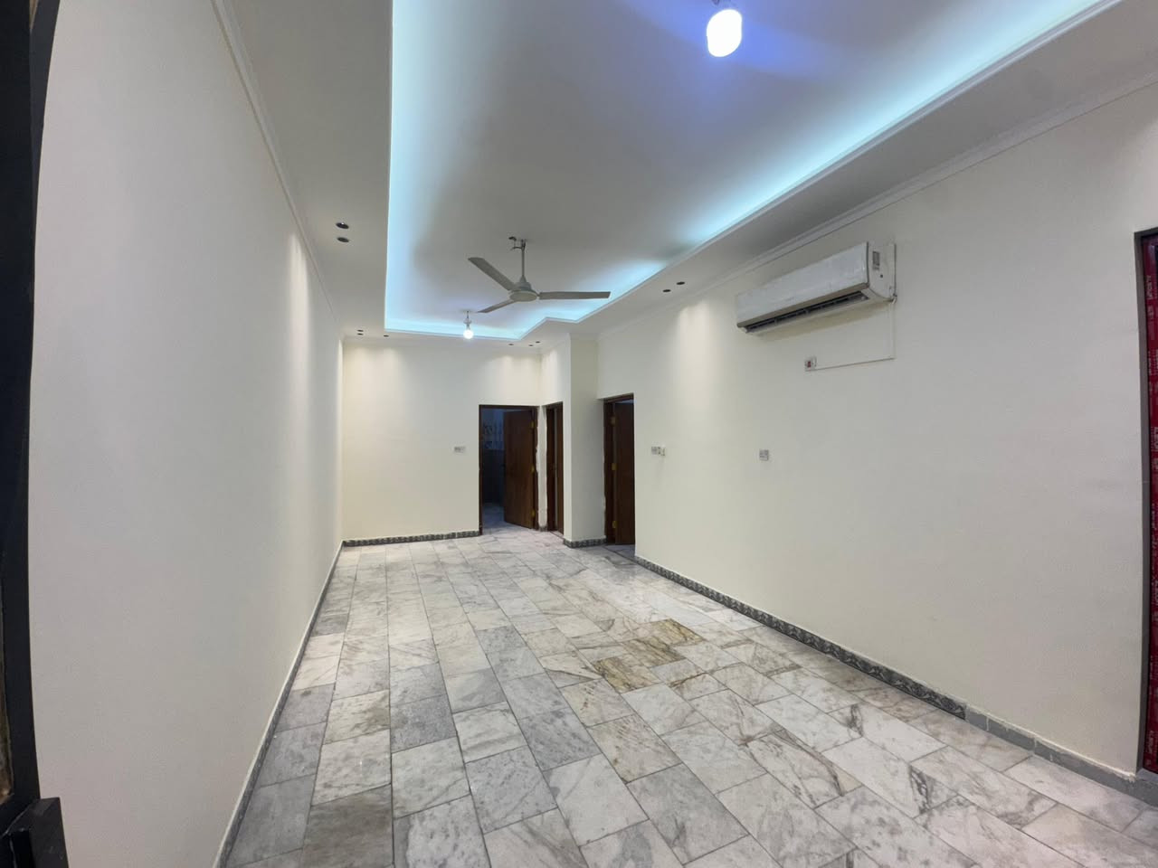 شقق للايجار في ساحة الواثق طابق اول وطابق ثاني غرفتين نوم وصاله وحمام  يوجد فيها سبالت عدد ٣ ومراوح عدد ٤ كاونترات مطبخ مع سخان وماطور ماء  للتواصل الاتصال على الرقم ***********
