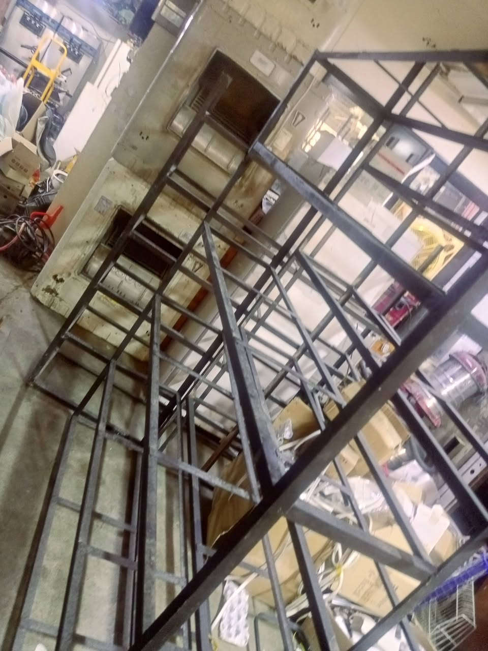 سلام عليكم رفوف حديد البيع جديد مستعمل شي قليل كامل ويه خشب همين ***********مكاني كركوك كوباني
