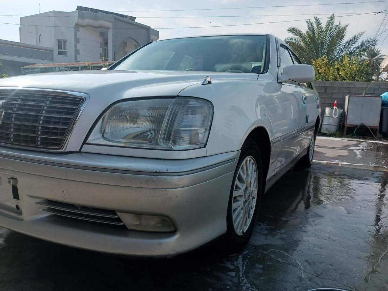 ملكة2001  دكمه واحده كص قماره ولباقي مكفول
محرك ففتي كير محرك مكفولات شرط
صدر بيه شويه تصليح
لايتات فول
سياره نضيفه احلا من الصور
رايدها ب 37 وبيها مجال حك الجيه ويرهم مراوس حسب القناعه
مكاني العلم ربيضه
رقم ***********
