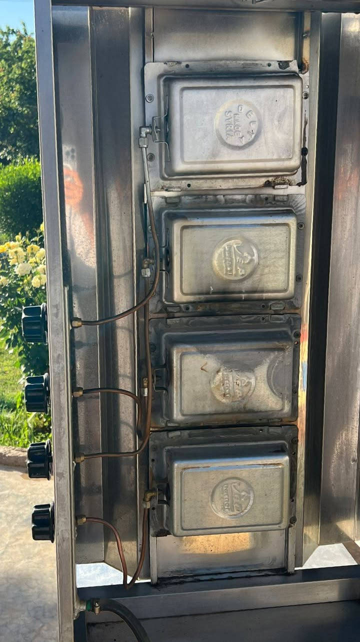 ⸻

📢 للبيع – معدات مطعم بحالة ممتازة
🔥 فرصة لأصحاب المشاريع والمطاعم 🔥

معروض للبيع مجموعة أجهزة مطعم جاهزة للعمل:

1️⃣ شواية نظيفة وعملية
2️⃣ كريل (صاج) بحالة ممتازة
3️⃣ عدد 3 برادات شغالة 100%
4️⃣ فرن بيتزا حرارته ممتازة 
5️⃣ جهاز وافل جاهز للعمل كهرباء 
6️⃣ جهاز كريب بحالة ممتازة غاز 
7️⃣ مكينة ايس كريم مستعملة شهر 
8️⃣ ميوزة عدد ثنين  مع كافة الملحقات من سكين إلى أكبر جهاز 

🔌 جميع الأجهزة مجربة وتعمل بشكل صحيح
📍 الموقع: ……… قرية المسحك 
💰 السعر : كلشي وسعرة 

للاستفسار والتواصل:
📞 ……… ***********
